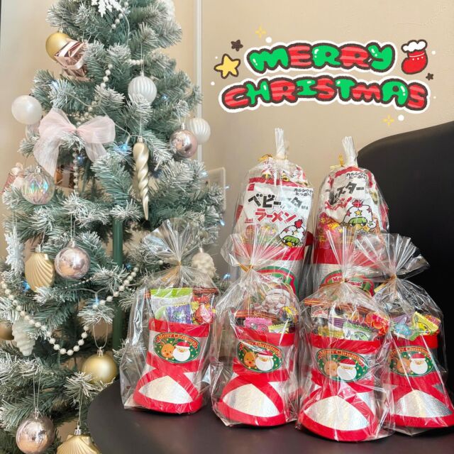 .

🎄.* \ ᴍᴇʀʀʏ ᴄʜʀɪsᴛᴍᴀs / 🎄.*

クリスマスが近づいてきましたね🎅🏻✨️
ハロウィンに続き、クリスマスもこどもたちへ
ガチャガチャにあたりくじを準備しました✨️
サンタブーツのおかし詰め合わせセットです🪄︎︎⛄️🎄

ここに映っているより個数はたくさん用意しているので
あたりくじを楽しみにガチャしてくださいねー🙌🏻💚

受付横の🆕クリスマスツリー、大好評で嬉しいです♡
色味もオーナメントもとってもかわいい🎀

#クリスマス#クリスマスツリー#クリスマスプレゼント#あたりくじ#おかし#サンタブーツ#あくわデンタルクリニック#歯医者#デンタルクリニック#歯科#歯科医院#予防歯科#歯科衛生士#歯科助手#横浜#戸塚#上矢部町#求人#スタッフ募集中#歯科衛生士募集中#歯科助手募集中